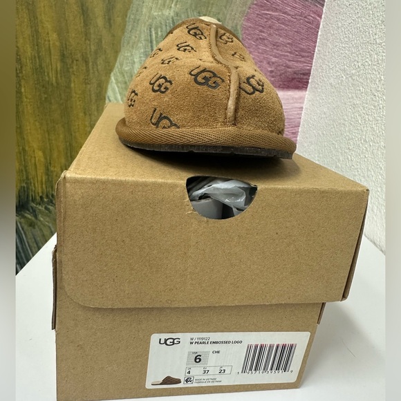 Woman’s UGG slippers - Picture 1 of 3